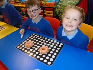 Making Iced donuts in Busy Bees